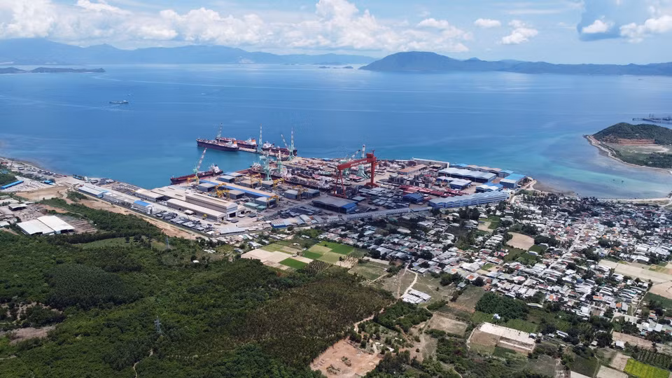 云峰经济区的海港、机场和物流服务中心占地面积约2300公顷。水域面积为8万公顷，陆地和岛屿面积约达7万公顷。图自越通社