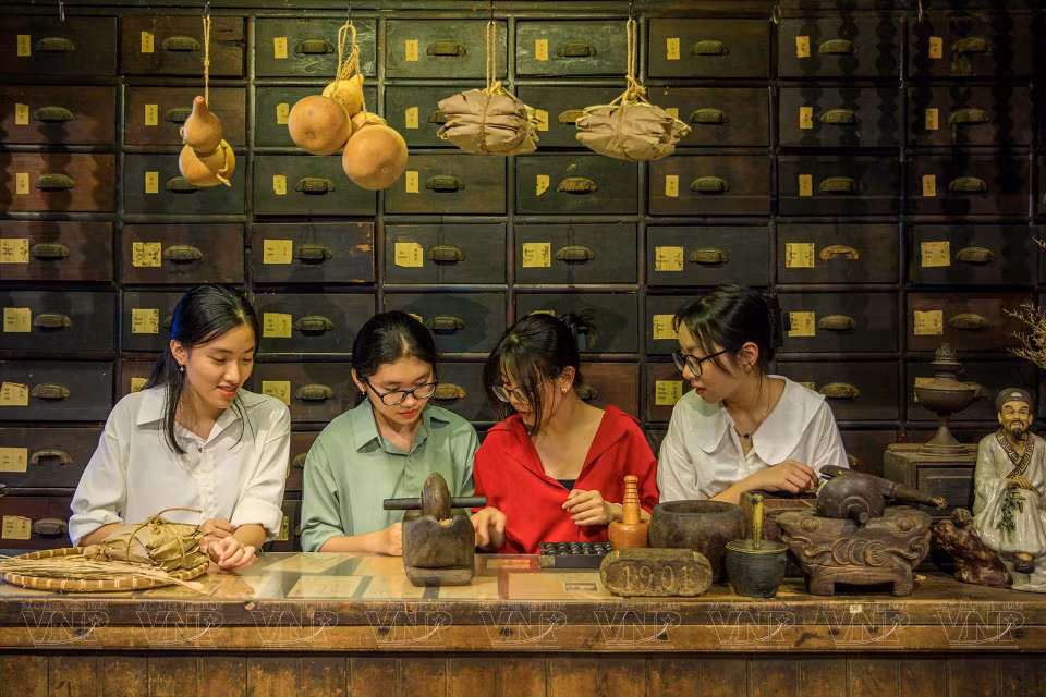 来到这里游客可在中药展区体验抓药。图自 越通社/《越南画报》
