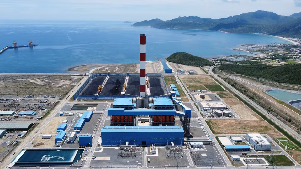 云峰经济区以海洋经济为基础，拥有国际集装箱中转港和物流服务；都市、服务、旅游和工业占有重要的作用。图自越通社
