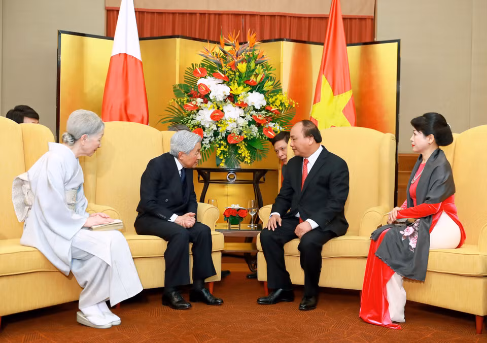 越南政府总理阮春福会见日本天皇明仁和皇后（图片来源：越通社）