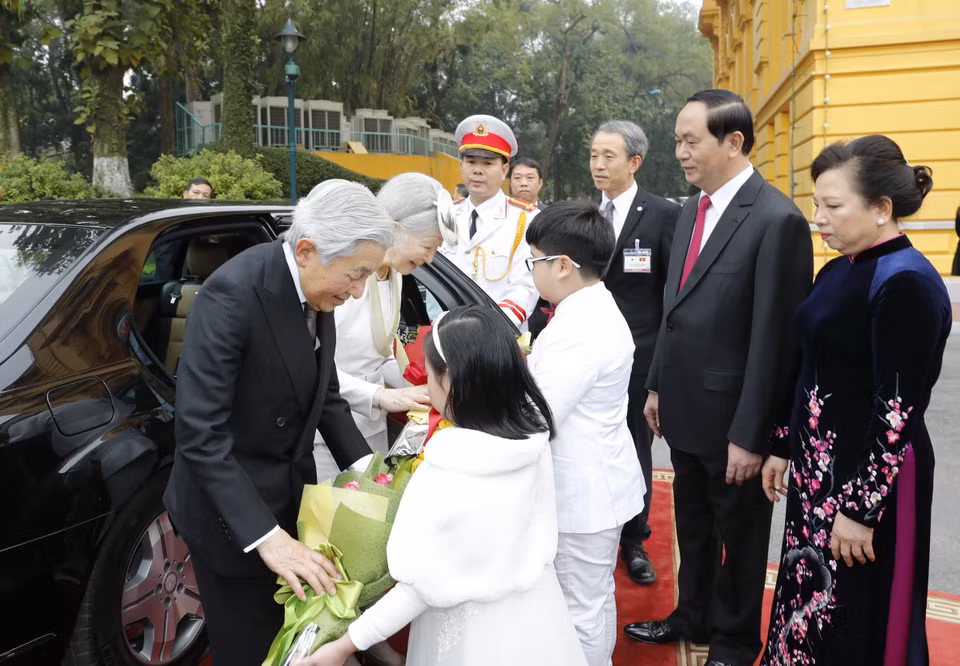 ​3月1日上午，陈大光主席和夫人在主席府举行仪式欢迎日本天皇明仁和皇后访问越本天皇与皇后（图片来源：越通社）
