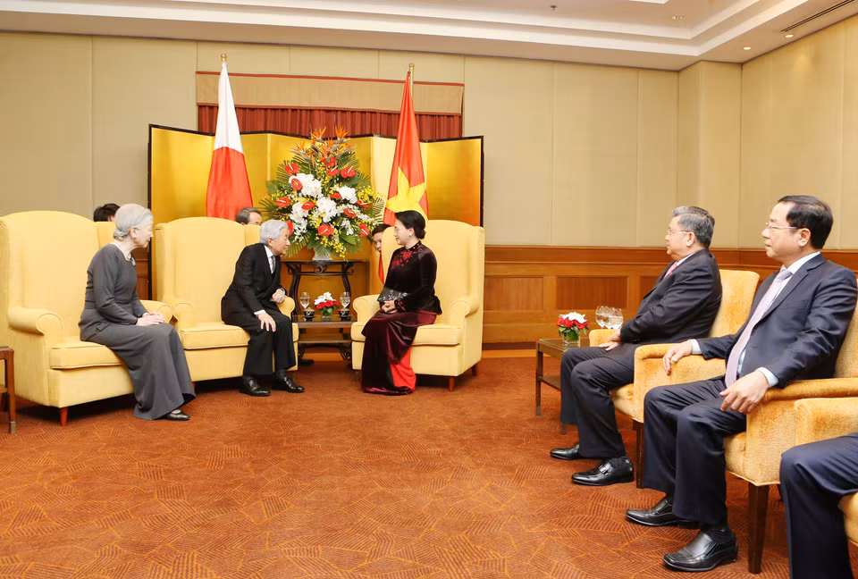 越南国会主席阮氏金银亲切会见了日本天皇明仁和皇后（图片来源：越通社）