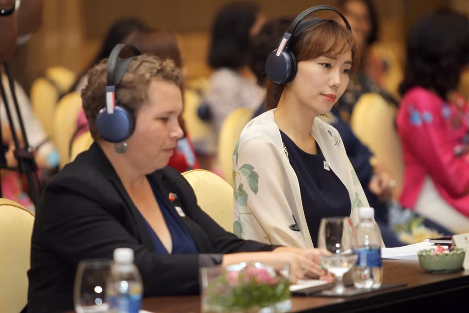 世界各国驻胡志明市总领事和总领事夫人出席座谈会。越通社记者 光日 摄