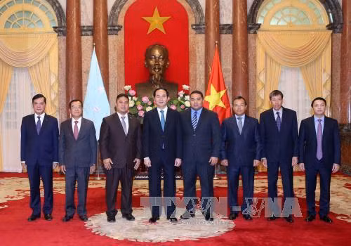 陈大光主席接受密克罗尼西亚 联邦驻越大使卡尔森（Carlson D. Aplis）递交的国书。