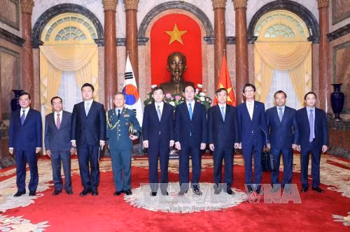 陈大光主席接受韩国驻越大使李赫（Lee Hyuk）递交的国书。