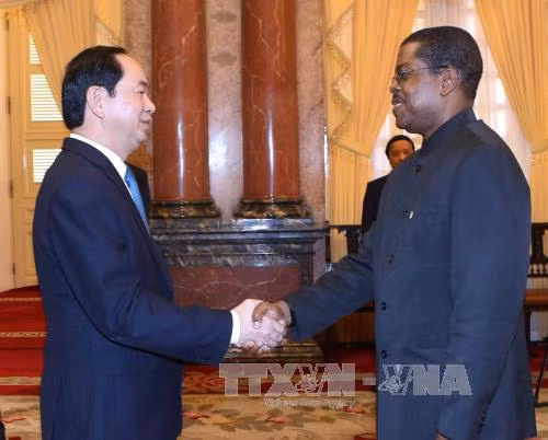  陈大光主席会见圣基茨和尼维斯联邦 驻越大使凯文·艾萨克。