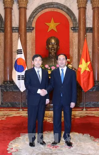  陈大光主席会见韩国驻越大使李赫。