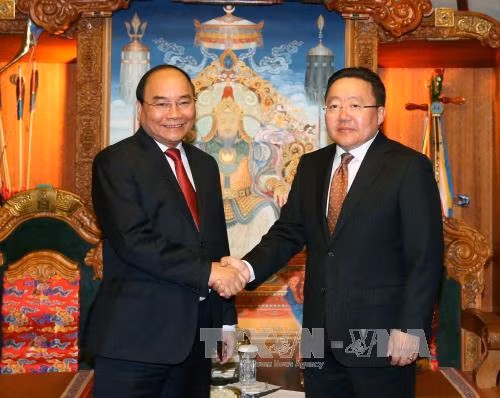 蒙古国总统查希亚·额勒贝格道尔吉会见阮春福总理。（图片来源：越通社）
