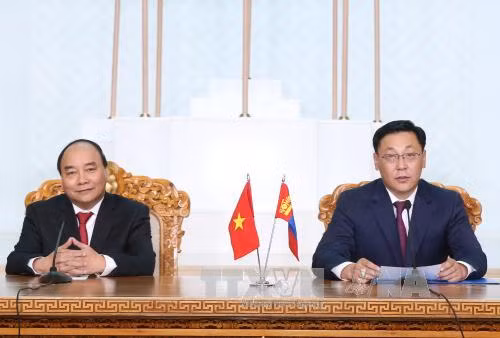 越南政府总理阮春福与蒙古国总理额尔登巴特在会谈后举行的联合新闻发布会。（图片来源：越通社）