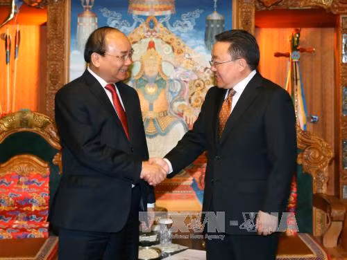 蒙古国总统查希亚·额勒贝格道尔吉会见阮春福总理。（图片来源：越通社）