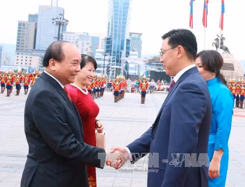 蒙古国总理扎尔格勒图勒嘎·额尔登巴特和夫人欢迎越南政府总理阮春福和夫人到访。（图片来源：越通社）