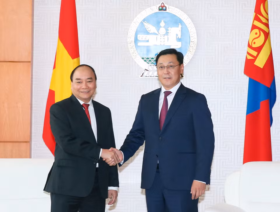 越南政府总理阮春福和蒙古国总理扎尔格勒图勒嘎·额尔登巴特。（图片来源：越通社）