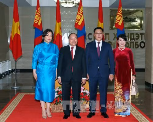 越南政府总理阮春福和夫人与蒙古国总理扎尔格勒图勒嘎·额尔登巴特和夫人合影。（图片来源：越通社）