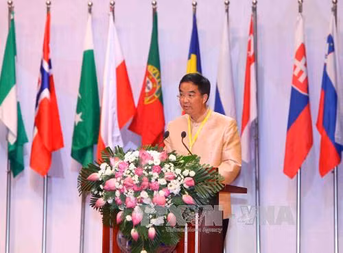国际生物奥林匹克竞赛委员会主席Poonpipope Kasemsap在开幕式上发表讲话。（图片来源：越通社）