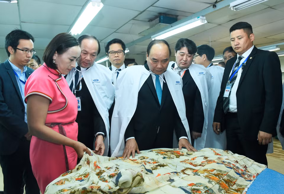 越南政府总理阮春福探访蒙古戈壁毛纺厂。（图片来源：越通社）