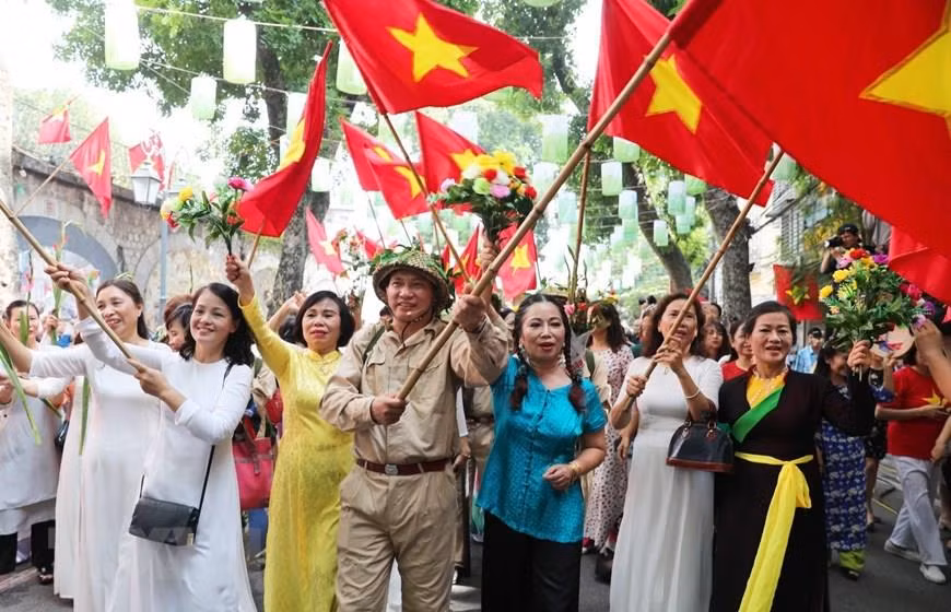 首都人民兴高采烈迎接凯旋归来的军团场景再现。越通社记者 日英 摄