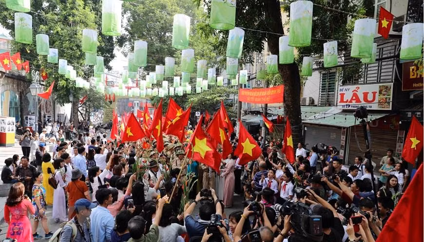再现首都人民兴高采烈迎接凯旋归来的军团场景再现。越通社记者 日英 摄