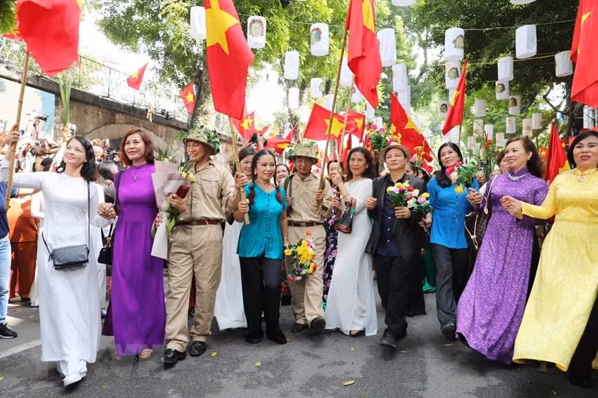 首都人民兴高采烈迎接凯旋归来的军团场景再现。越通社记者 日英 摄