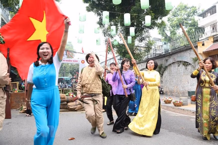 军团获胜归来首都的场景再现。越通社记者 诚达 摄