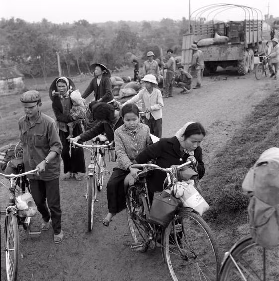1972年12月底，首都河内遭美国飞机猛烈袭击，妇女、儿童和老人暂时离开首都去疏散。越通社发
