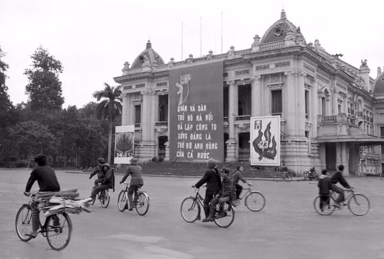 1972年12月底，首都河内遭美国飞机猛烈袭击那些日子的街道场景。越通社发