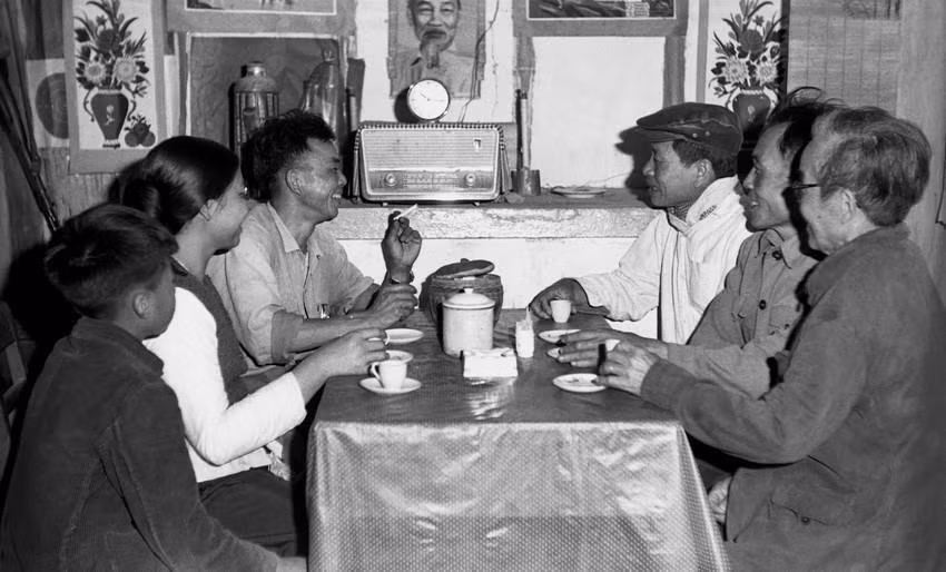 河内市民听广播，更新1973年1月27日在巴黎签署的《关于在越南结束战争，恢复和平的巴黎协定》的相关信息，越通社发