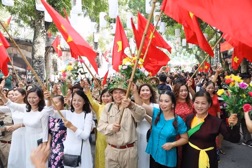 首都人民兴高采烈迎接凯旋归来的军团的场景再现。越通社记者 日英 摄