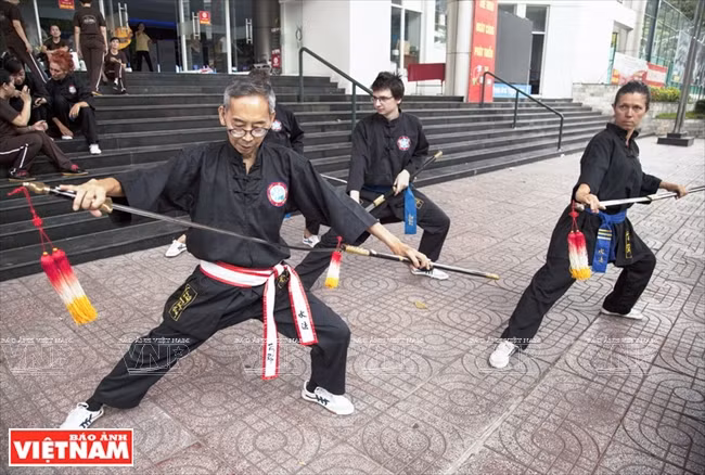 武师黄昭阳和学员练剑。图自《越南画报》