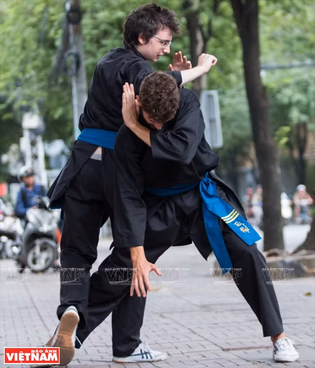 比利时籍的学员。图自《越南画报》