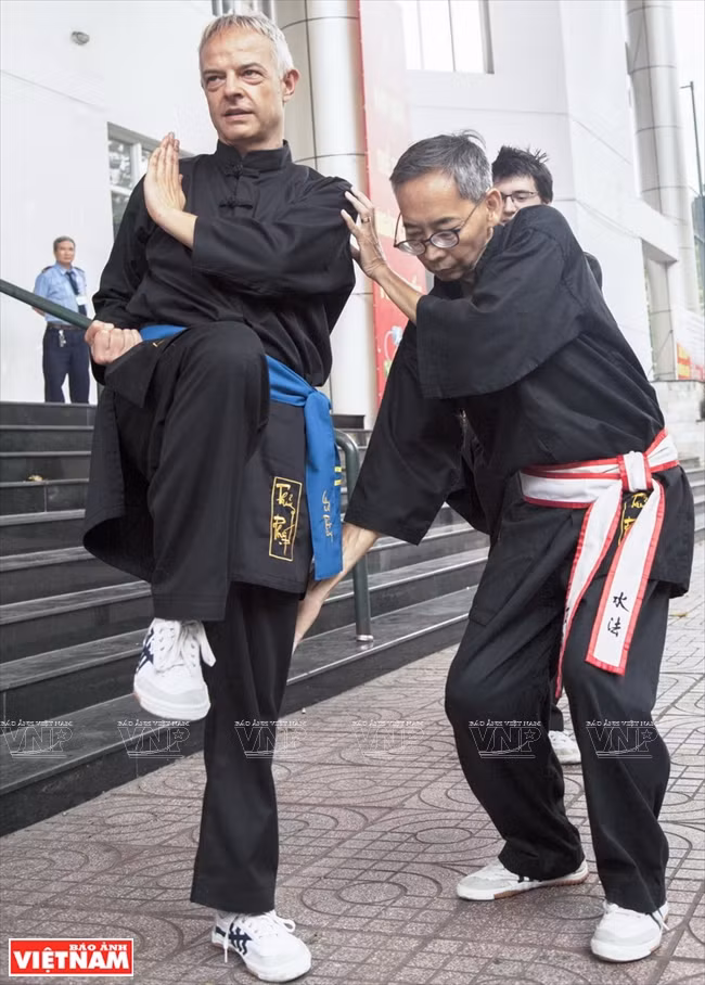 武师黄昭阳和学员。图自《越南画报》
