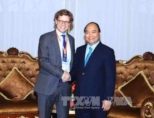 越南政府总理阮春福会见瑞典驻越大使佩雷里克·霍格贝尔格。（图片来源：越通社）