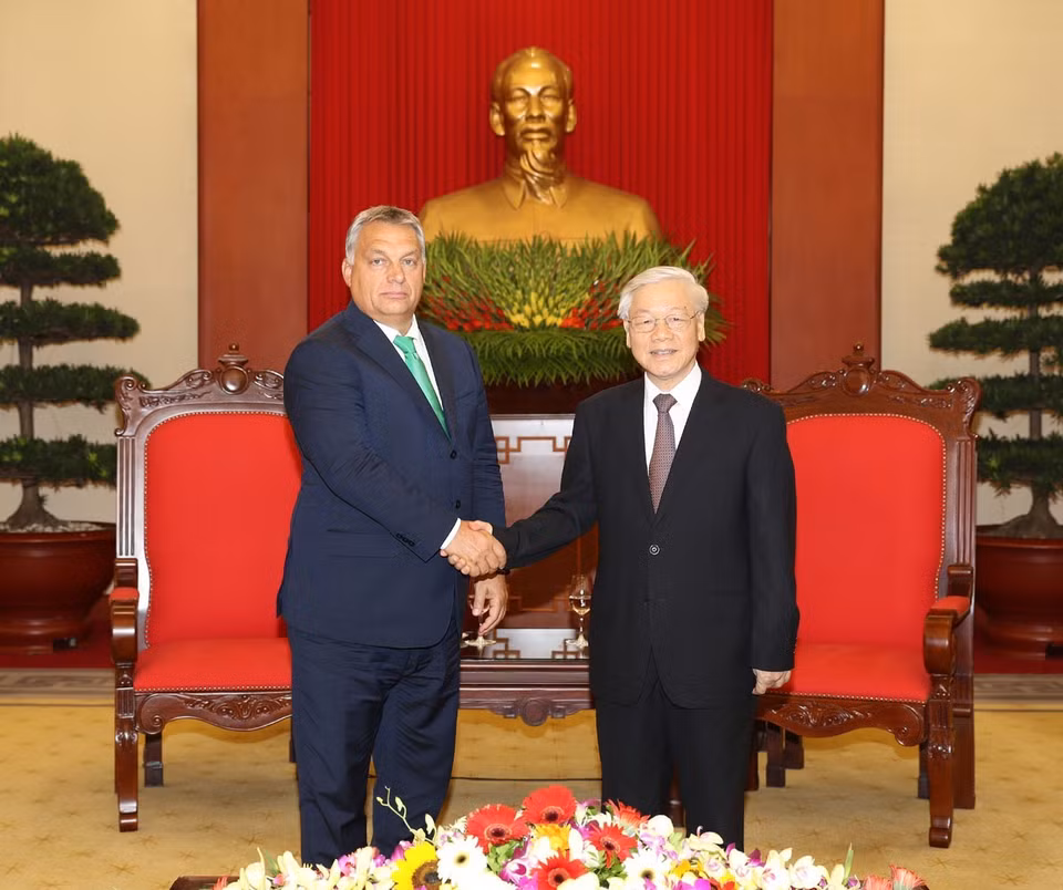 越共中央总书记阮富仲（右）会见匈牙利总理维克多•奥尔班。（图片来源：越通社）