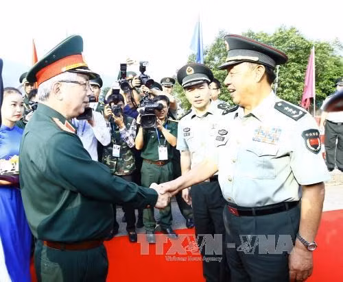 越南国防部副部长阮志咏欢迎中国代表团。（图片来源：越通社）