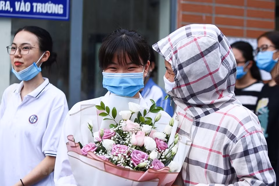 站在考场外等待的家长也因考生们的高兴而感到开心。图自Vietnam+