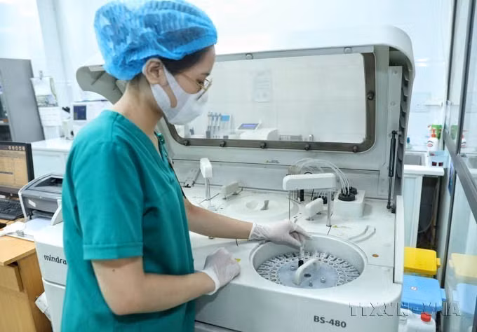 北江省沧江综合医院生物化学-血液学实验室配备先进的医疗设备，有力提高看治病服务质量。图自 越通社