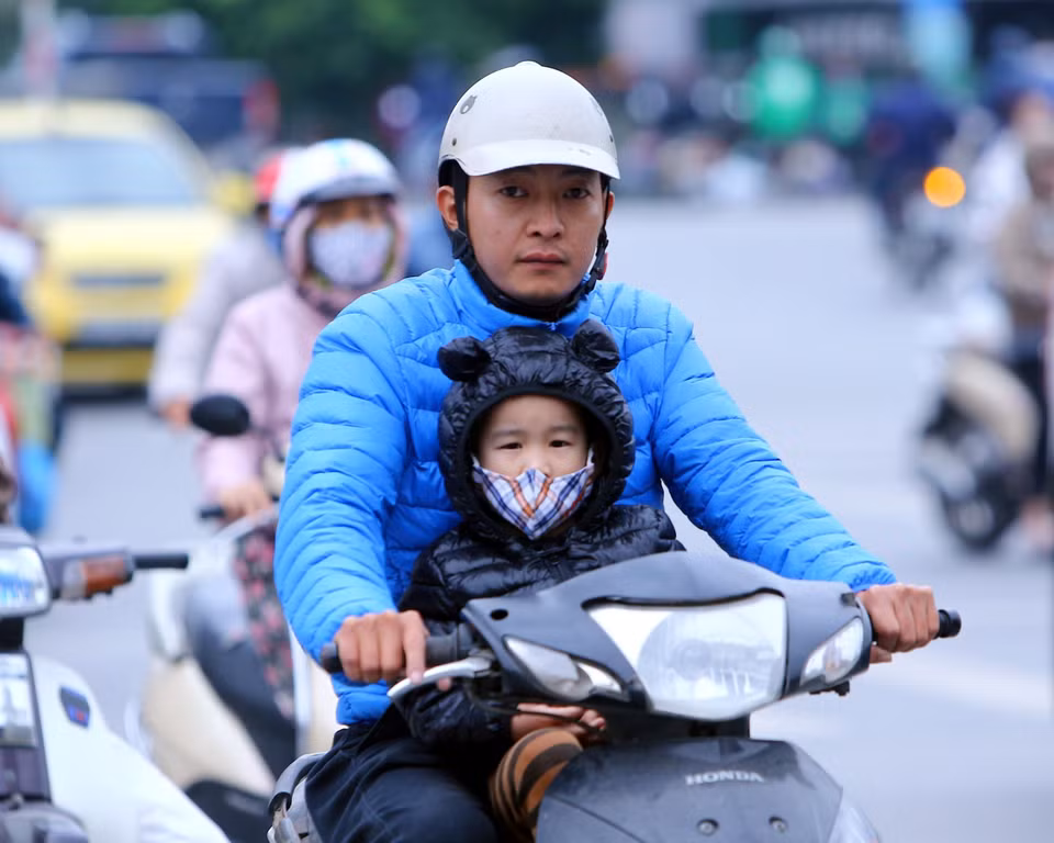 首都市民明显感受到冬天的气息。图自越通社