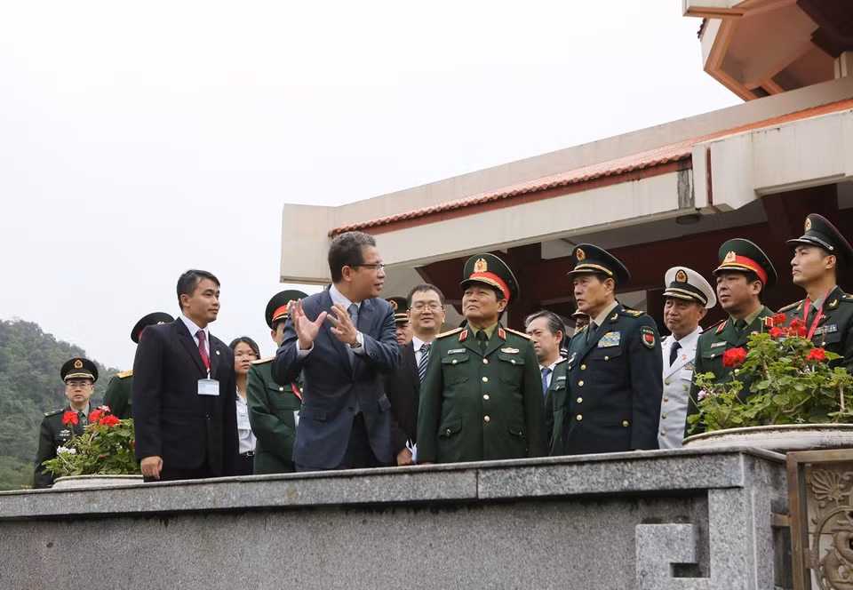 两国防长听取关于北坡国家级特殊遗迹区的介绍。越通社记者 杨江 摄