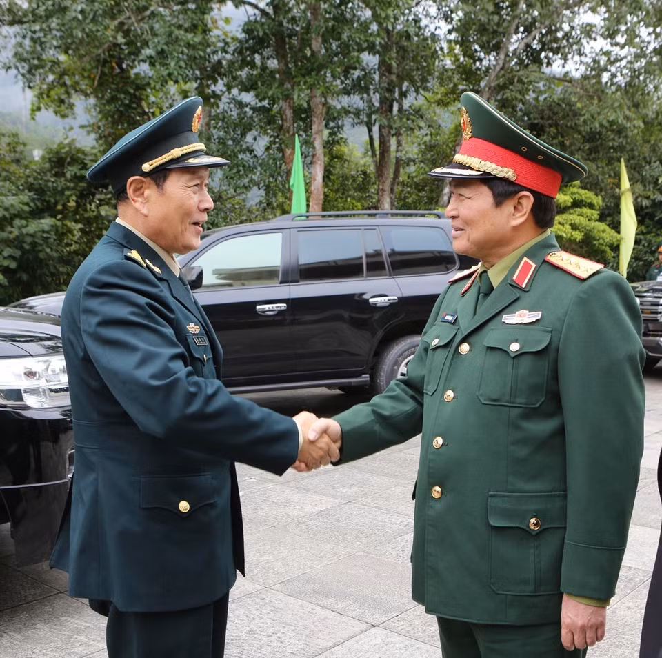 越南国防部部长吴春历（右）迎接中国国防部部长魏凤和。越通社记者 杨江 摄