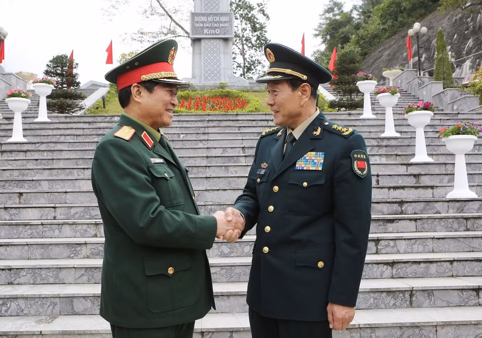 越南国防部部长吴春历（左）与中国国防部部长魏凤和。越通社记者 杨江 摄
