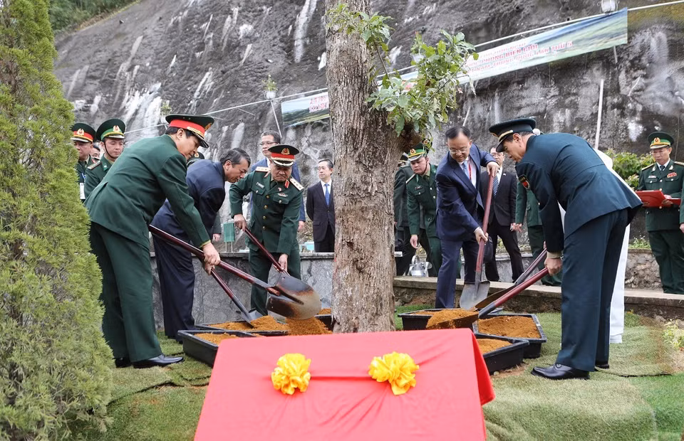 双方代表团在北坡国家级特殊遗迹区种下纪念树。越通社记者 杨江 摄
