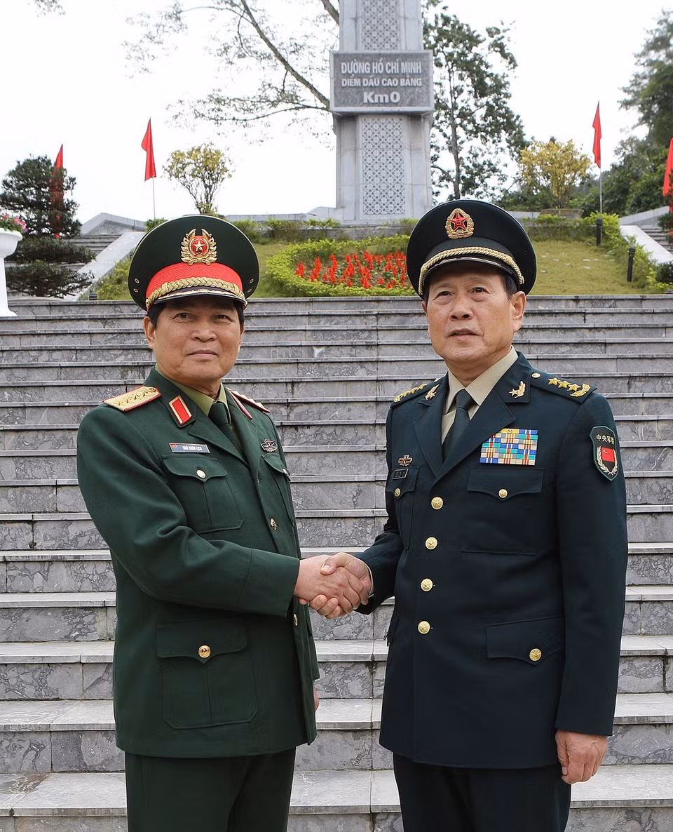 越南国防部部长吴春历（左）与中国国防部部长魏凤和。越通社记者 杨江 摄