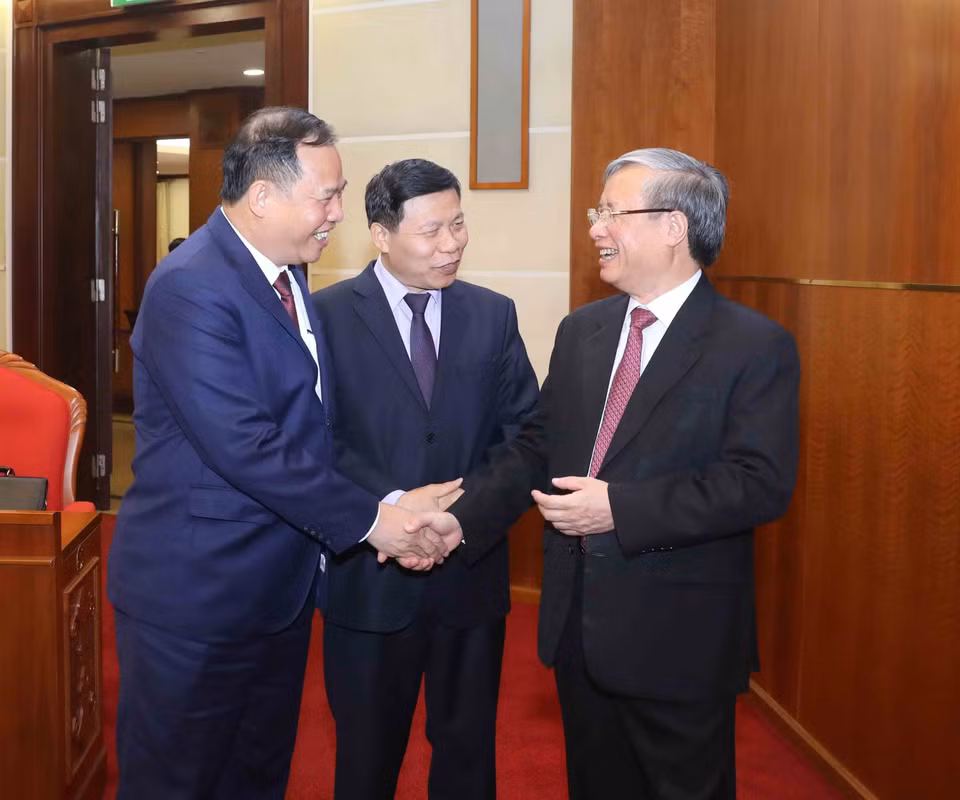 会议间隙与会代表交谈。越通社记者 芳华 摄