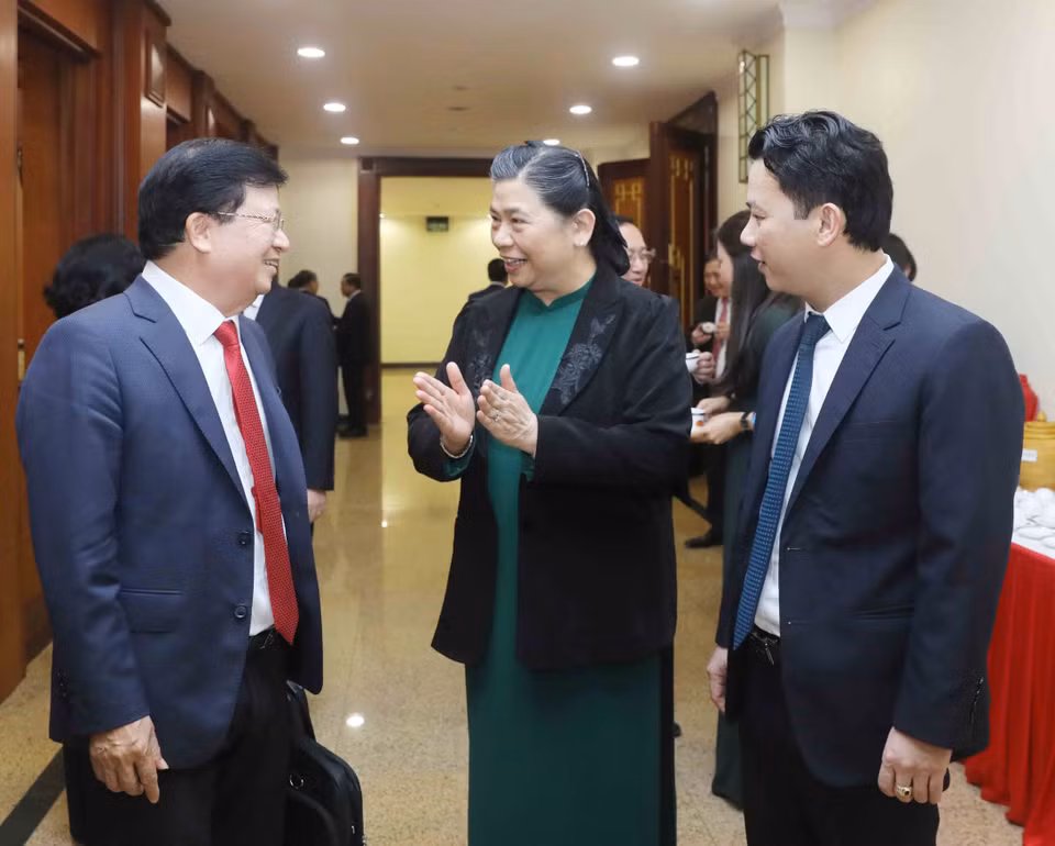 会议间隙与会代表交谈。越通社记者 芳华 摄