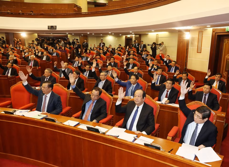 代表表决通过会议议程。越通社记者 芳华 摄