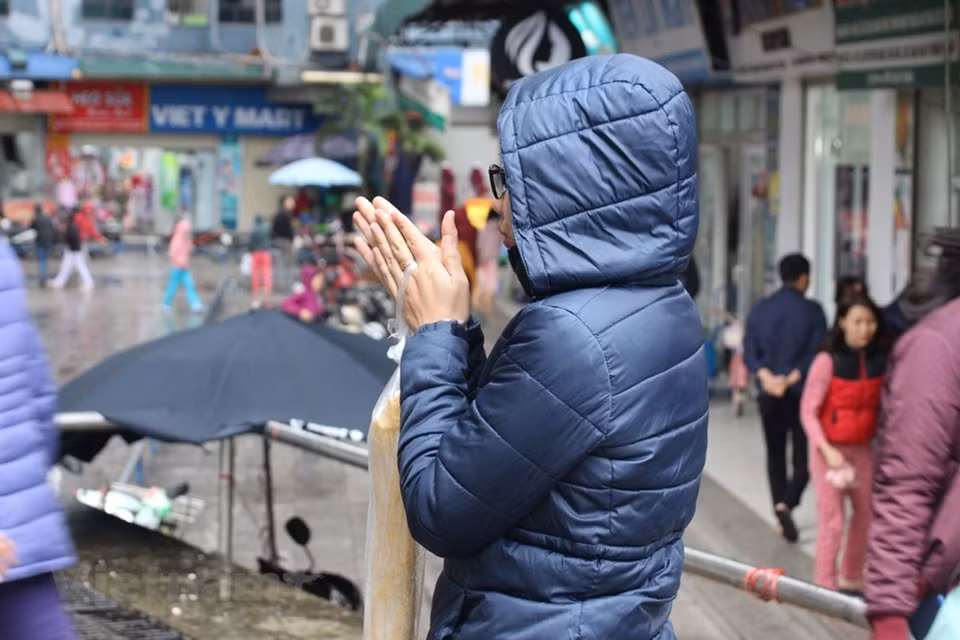 首都市民明显感受到冬天的气息。图自越通社