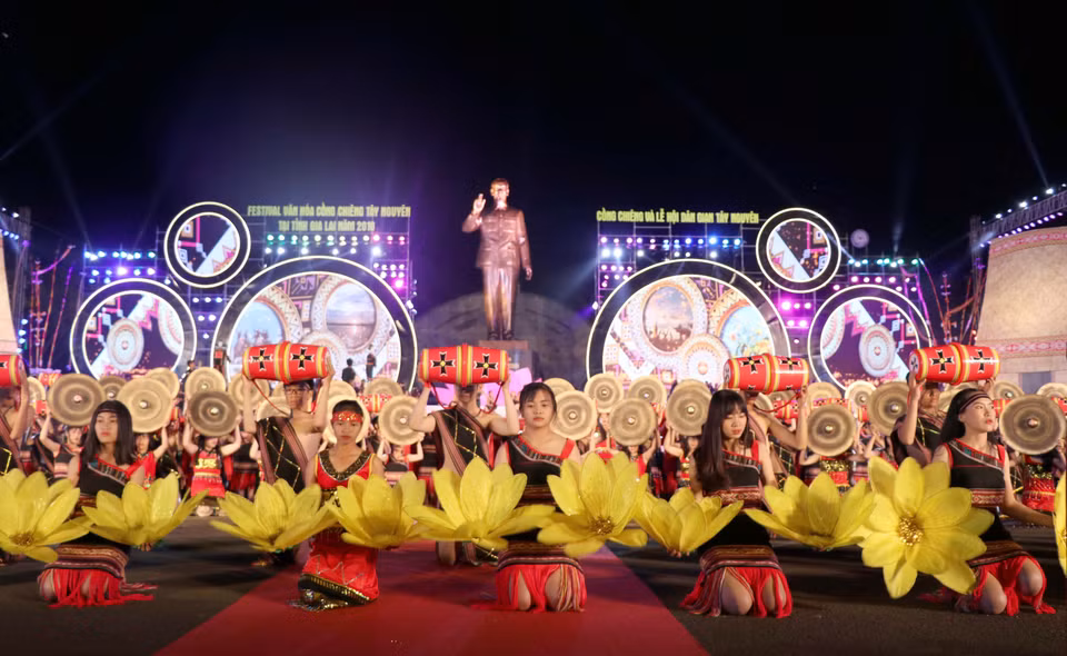 2018年西原锣铮文化节闭幕式的文艺表演。图自越通社