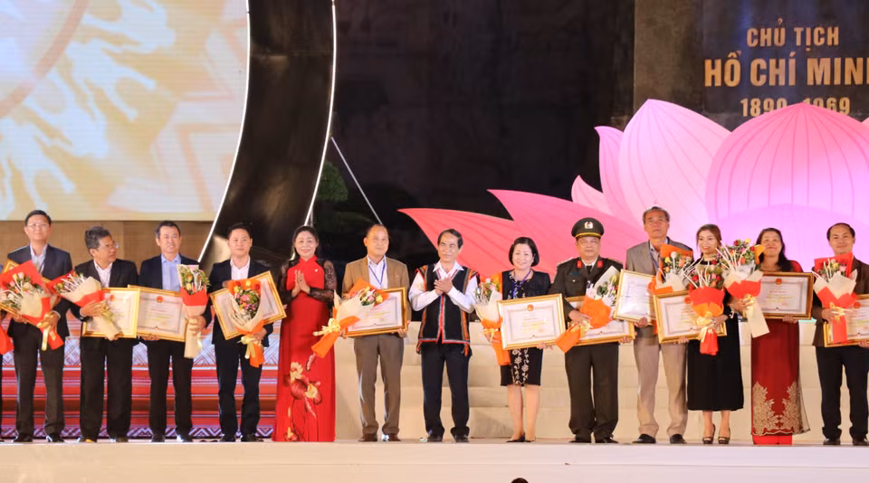嘉莱省人民委员会向为2018年西原锣铮文化节成功举行作出贡献的67个团体授予奖状。图自越通社