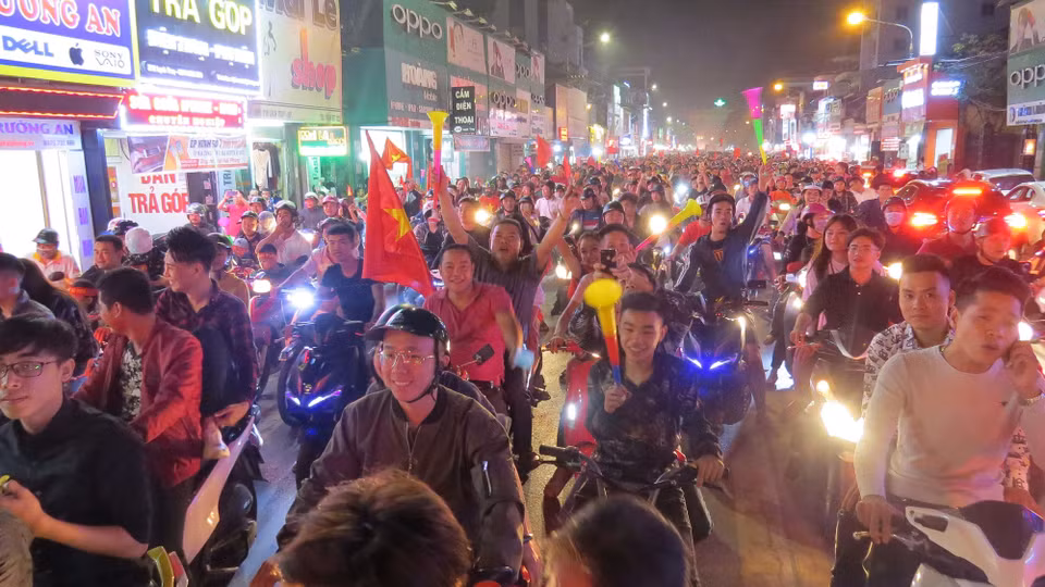 越南各地的球迷纷纷涌上街道，欢庆越南国足的胜利。图自越通社
