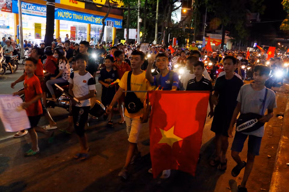越南各地的球迷纷纷涌上街头，欢庆越南国足的胜利。图自越通社
