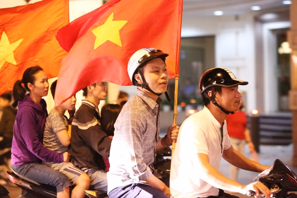 越南各地的球迷纷纷涌上街道，欢庆越南国足的胜利。图自越通社